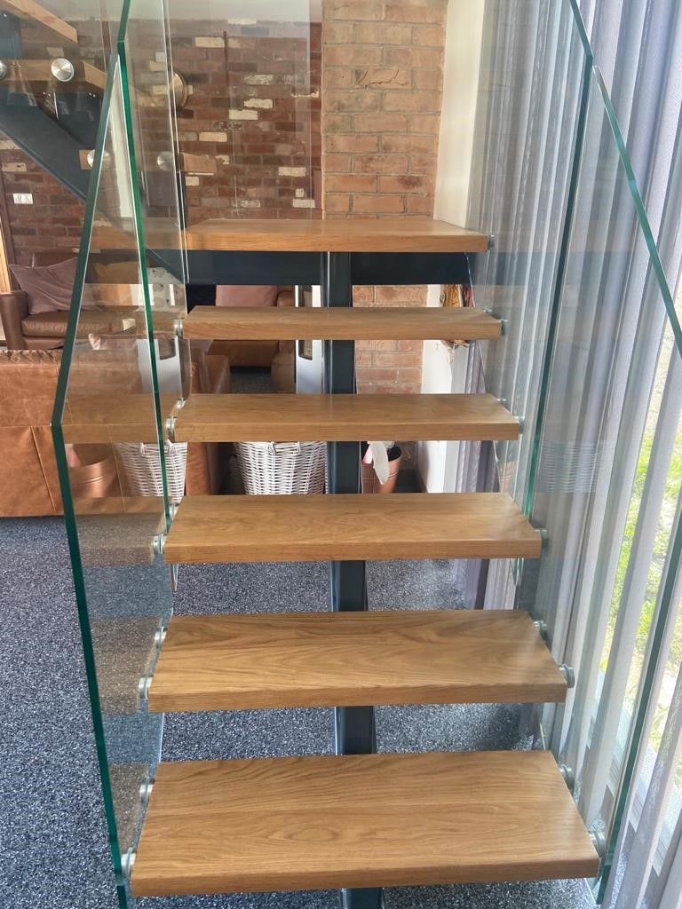 Oak-glass-floating-staircase