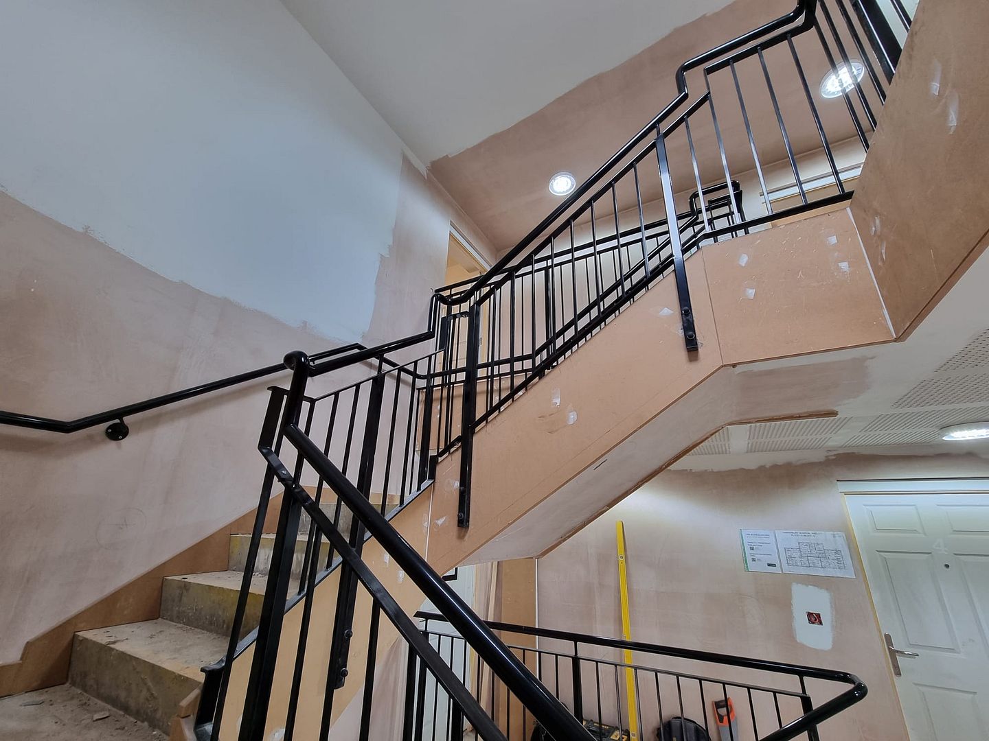 metal-apartment-balustrade-staircase-handrails