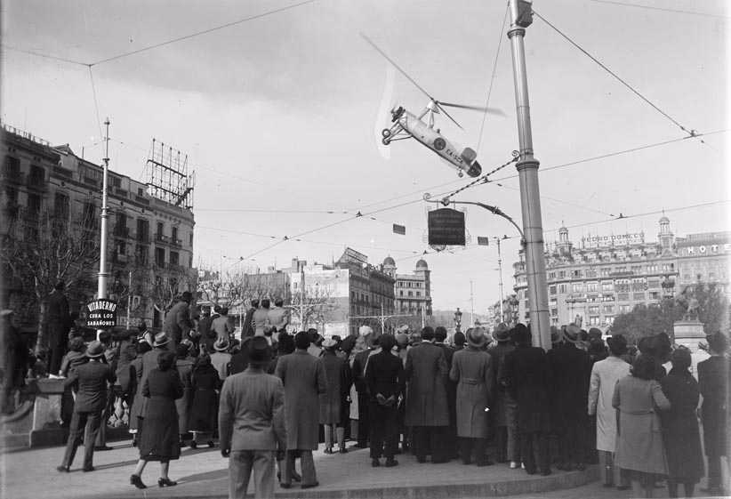 El autogiro EA-SCA aterrizó en Plaza Cataluña en 1935 durante un desfile militar. El despegue, sin embargo, no salió como se esperaba.