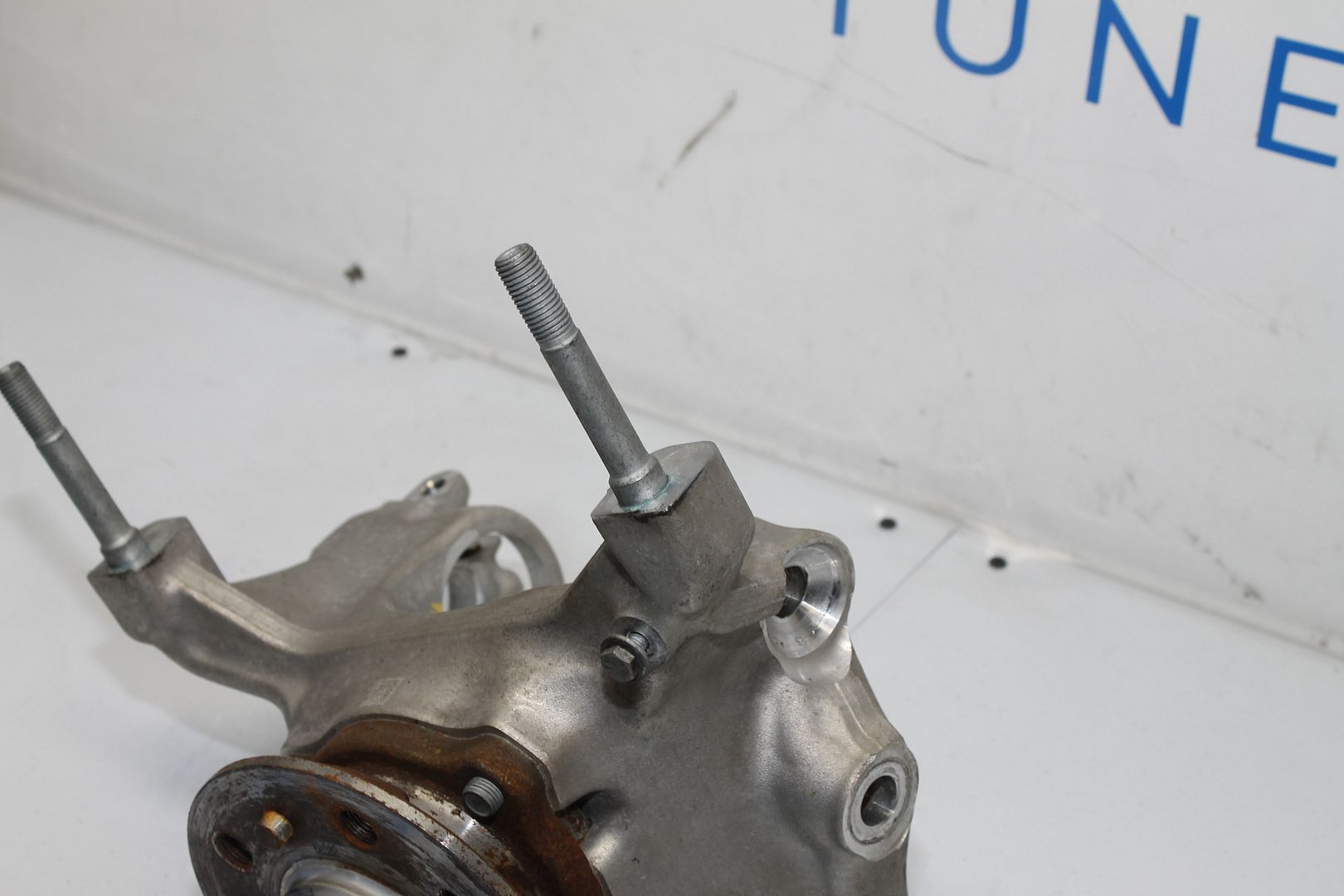 m3436 2021 BMW M4 COMPETITION G82 LH DRIVERS FRONT HUB KNUCKLE SPINDLE