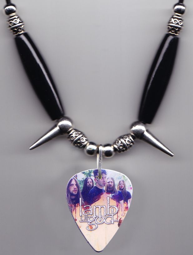 Log_band_necklace _-_ Closeup