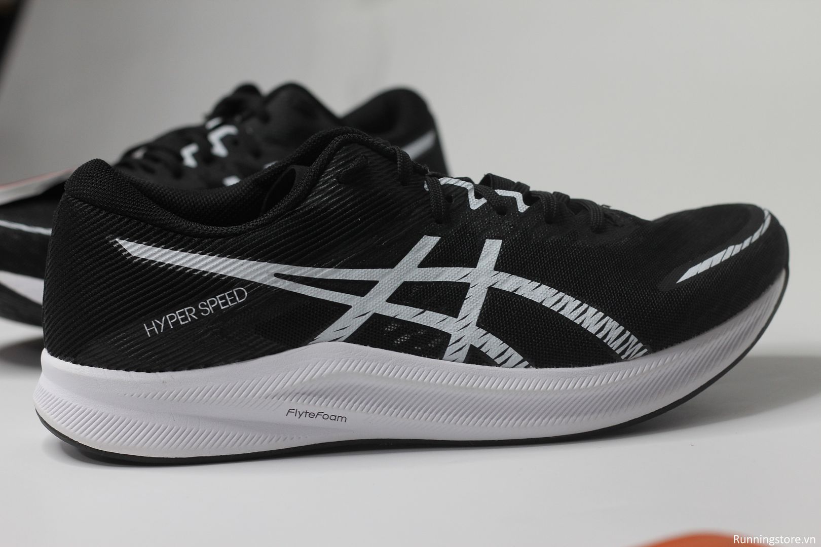 Giày chạy bộ Asics Hyper Speed 3 màu đen trắng 1011B702-001