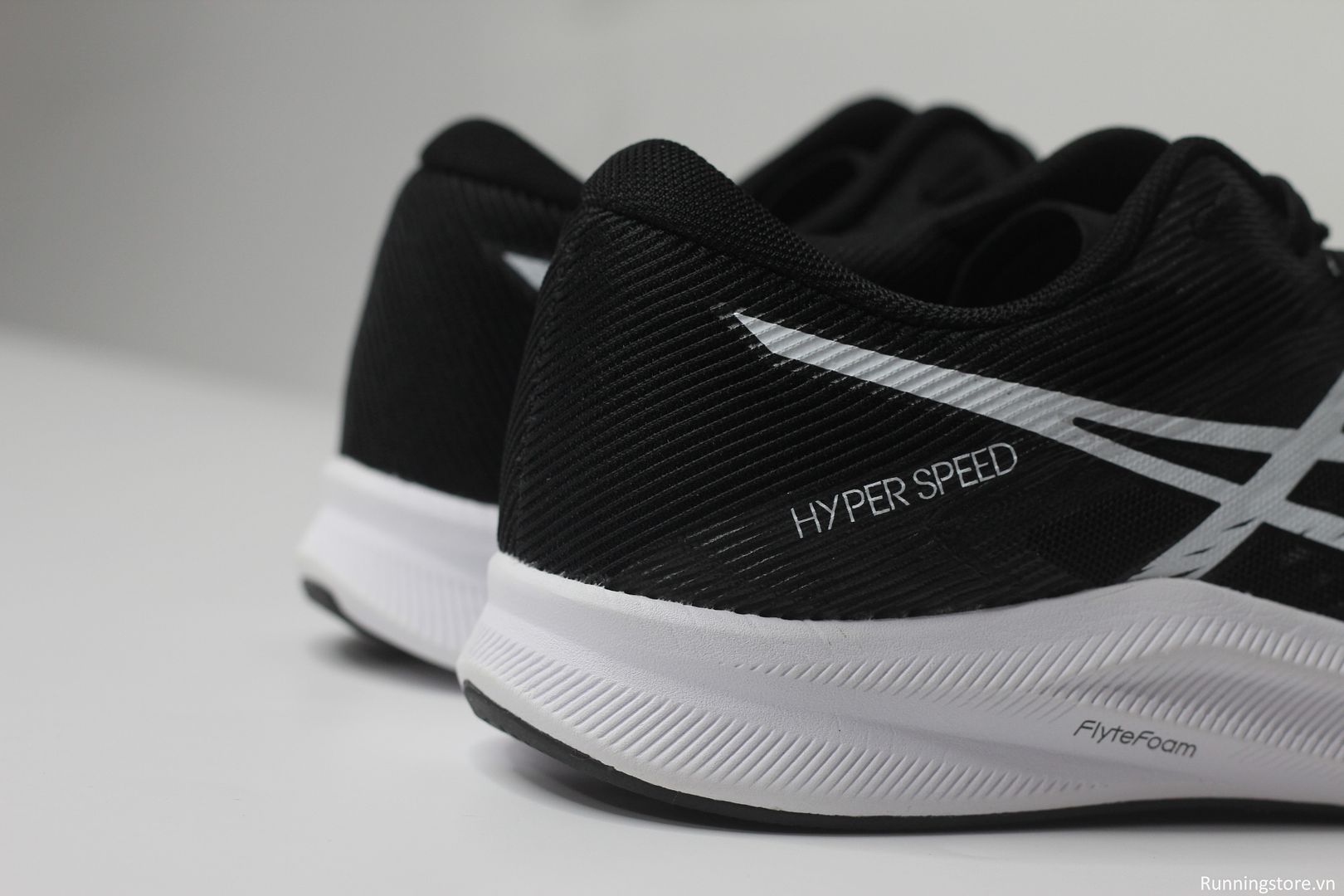 Giày chạy bộ Asics Hyper Speed 3 màu đen trắng 1011B702-001