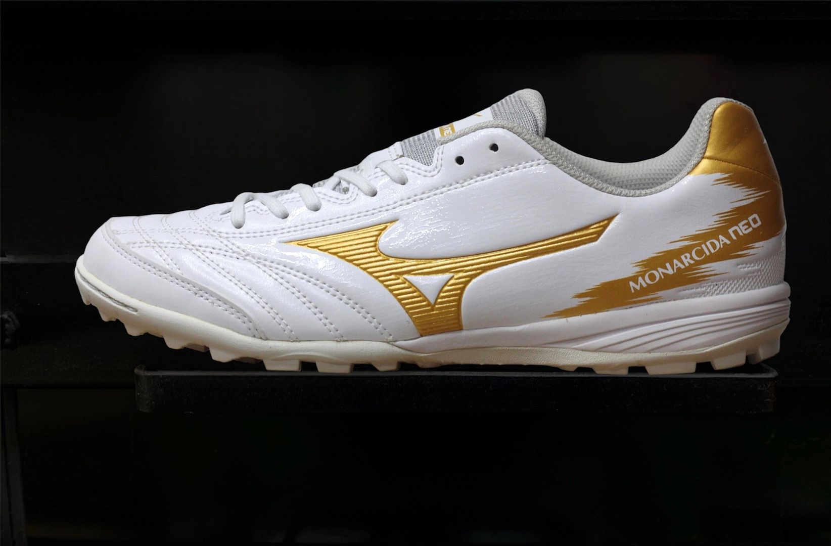 Mizuno Monarcida Neo Sala Pro TF màu trắng đồng Q1GB232152