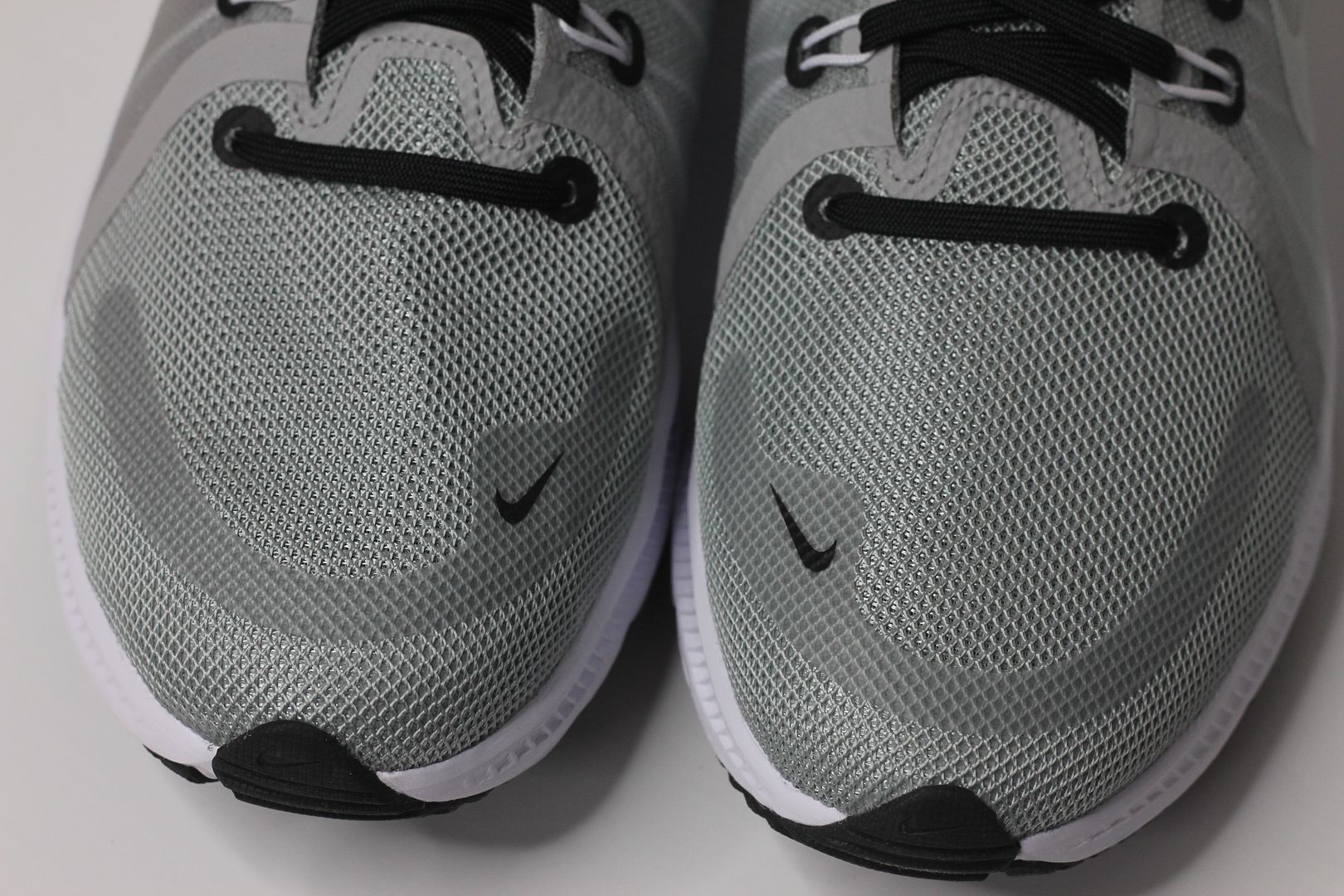 Giày chạy bộ Nike Quest 4 màu xám trắng DA1105-007