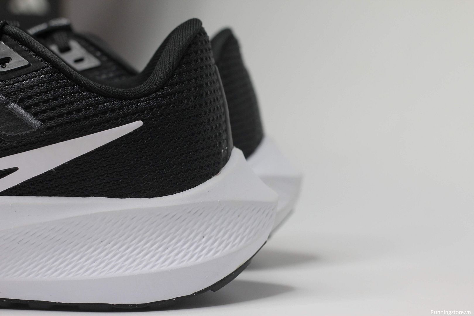 Giày chạy bộ nữ Nike Pegasus 40 Air Zoom W black/ white DV3854-001