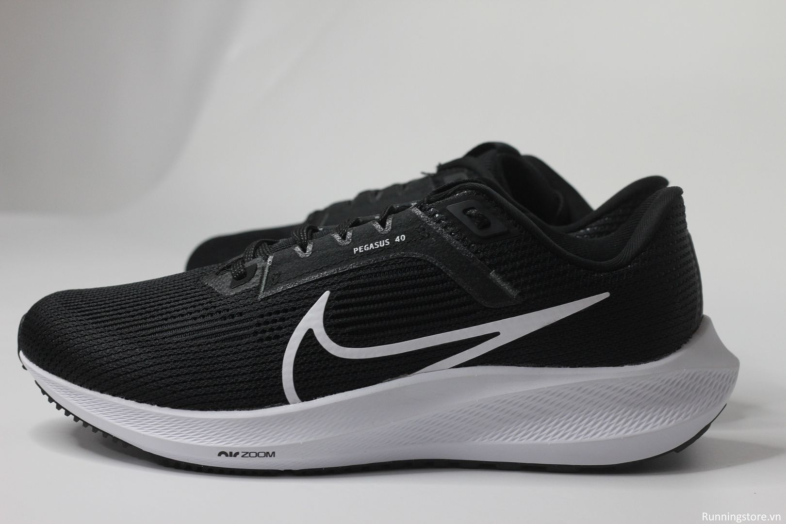 Nike Pegasus 40 Air Zoom màu đen trắng Wide DV7480-001