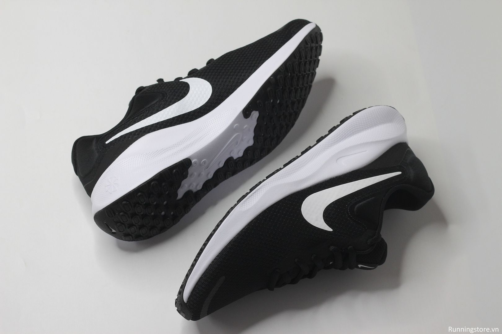 Nike Revolution 7- Black/ White FB2207-001