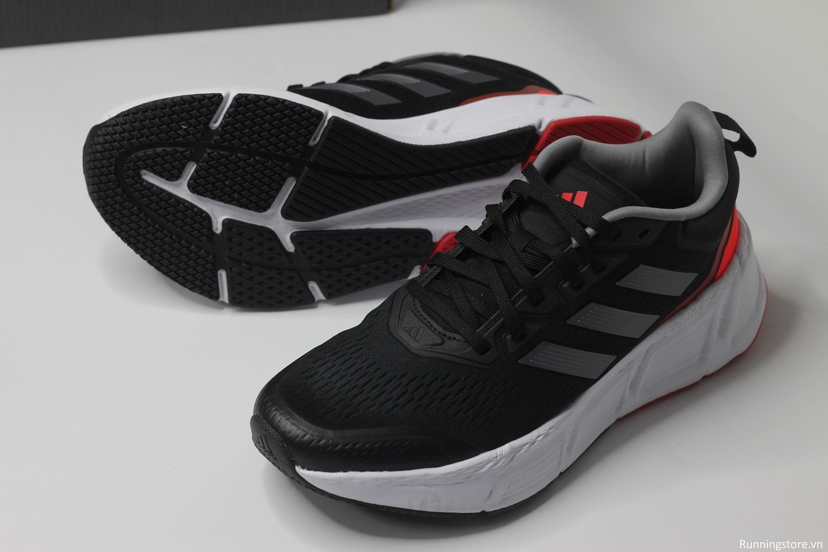 Giày chạy bộ Adidas Questar màu đen trắng bạc HP2433