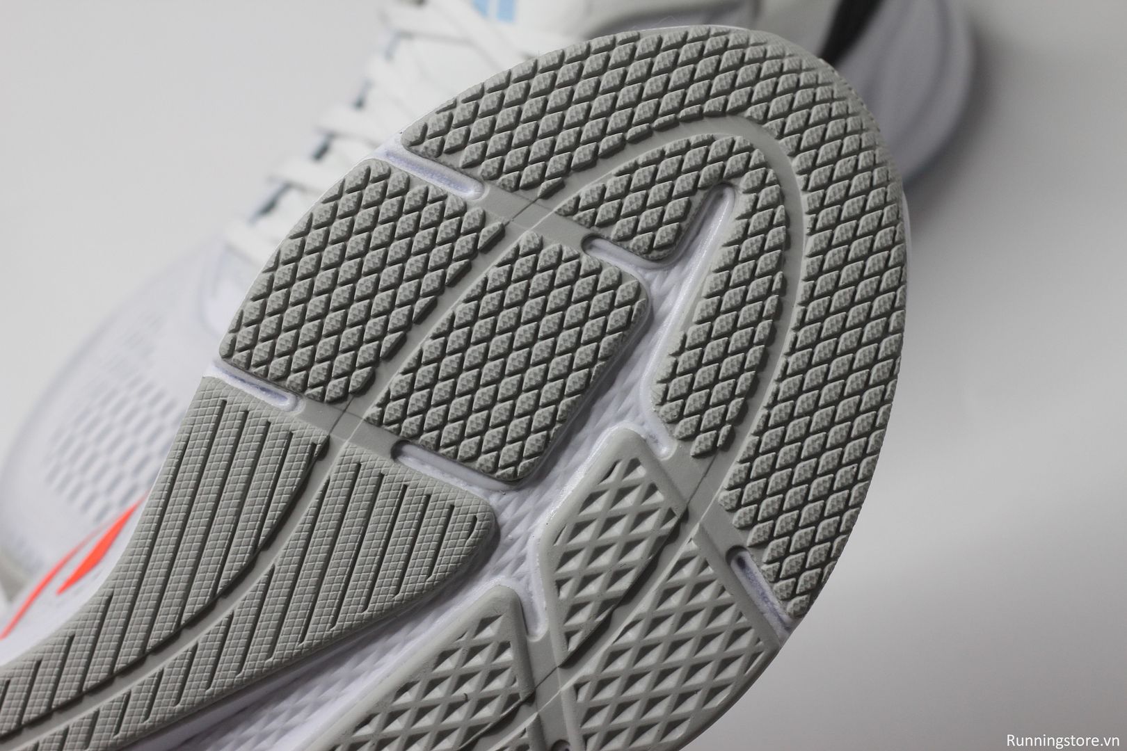 Giày chạy bộ Adidas Questar màu trắng HP2435
