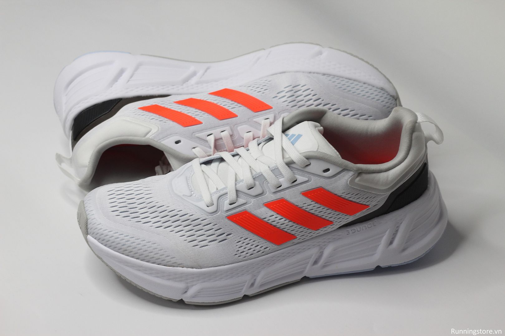 Giày chạy bộ Adidas Questar màu trắng HP2435