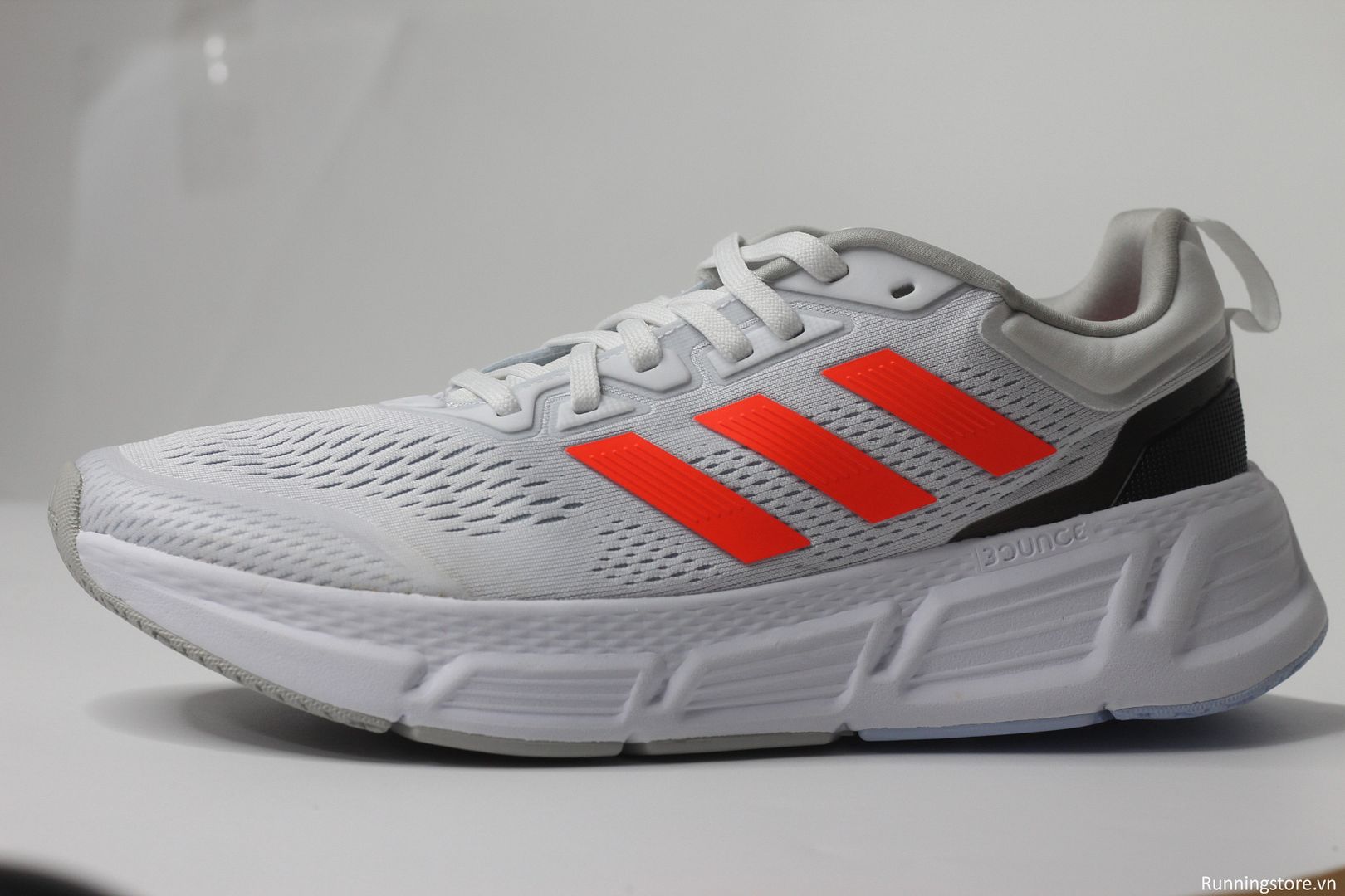 Giày chạy bộ Adidas Questar màu trắng HP2435