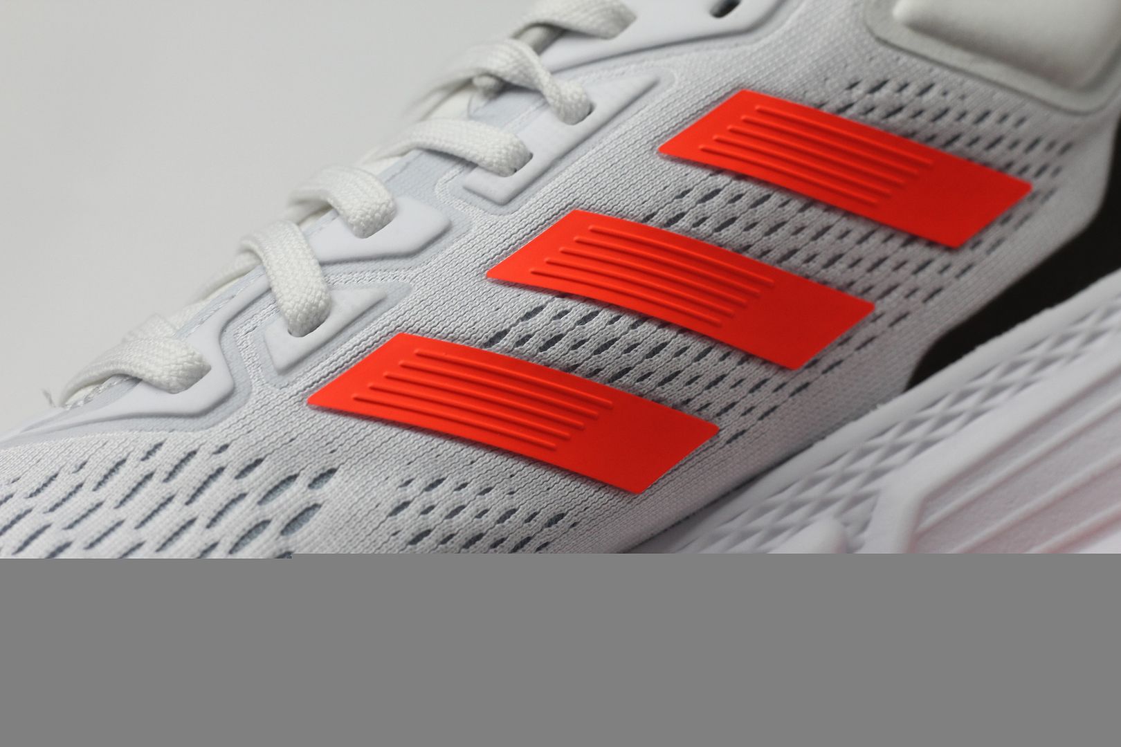 Giày chạy bộ Adidas Questar màu trắng HP2435