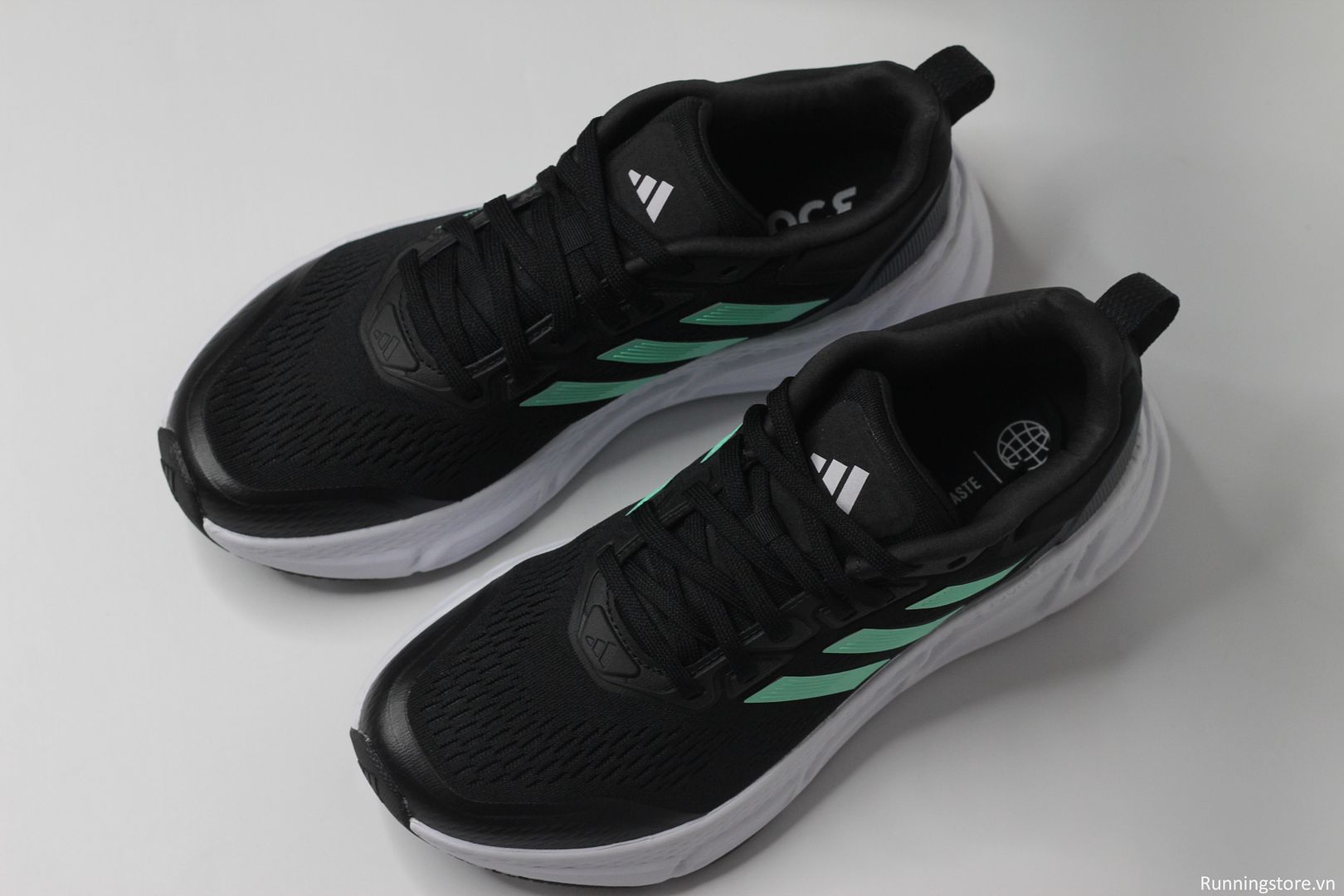 Giày chạy bộ Adidas Questar màu đen trắng HP2438