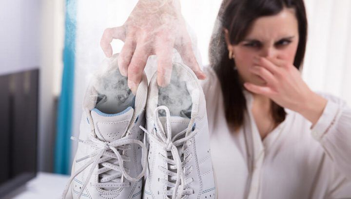 Giày bóng đá bị bốc mùi hôi, phải làm sao?