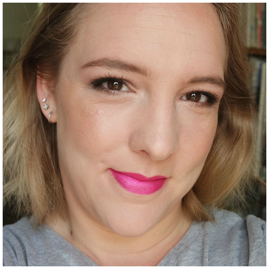 Benefit highligher mini review swatch makeup look sunbeam highbeam watts up Benefit highligher mini review swatch makeup look sunbeam highbeam watts up