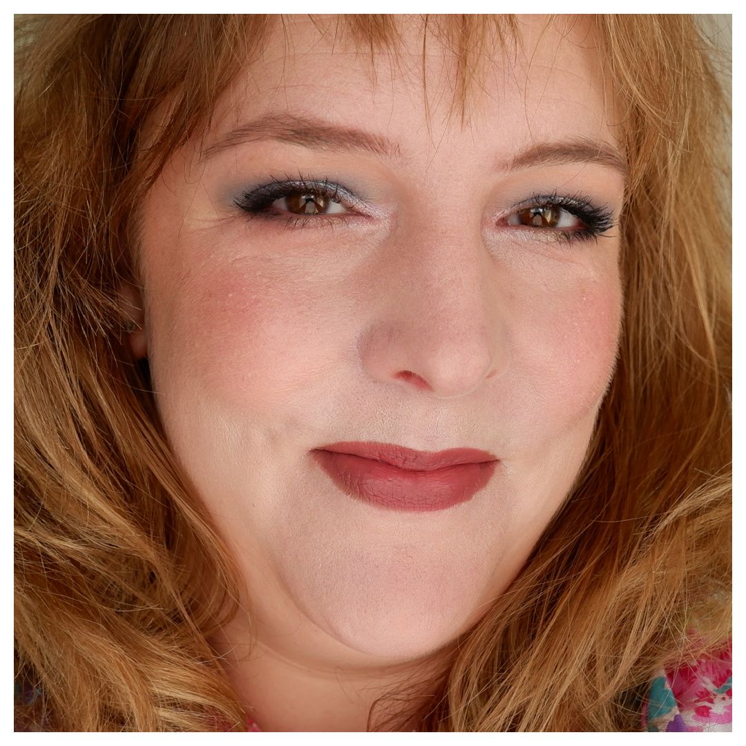 Catrice Bright & Blur loose powder review swatch makeup look application drugstore affordable fair skin