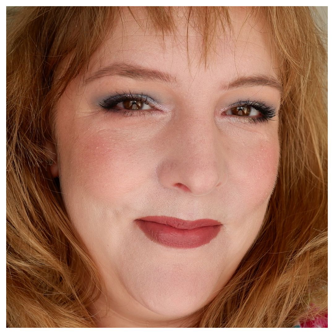 essence baby got holo highlighter review swatch makeup look application drugstore fair skin