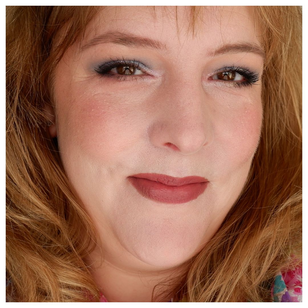 essence correct & conceal under eye brightener brightening concealer corrector review swatch makeup look application drugstore