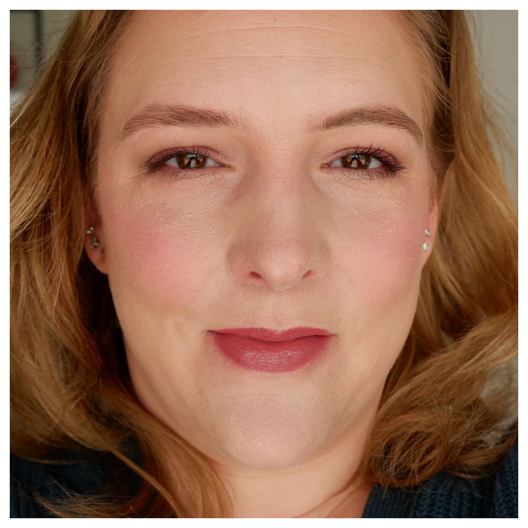 essence luminous eye tint liquid eyeshadow review swatch makeup look application drugstore glazed candy cloud sparkly jade essence luminous eye tint liquid eyeshadow review swatch makeup look application drugstore glazed candy cloud sparkly jade