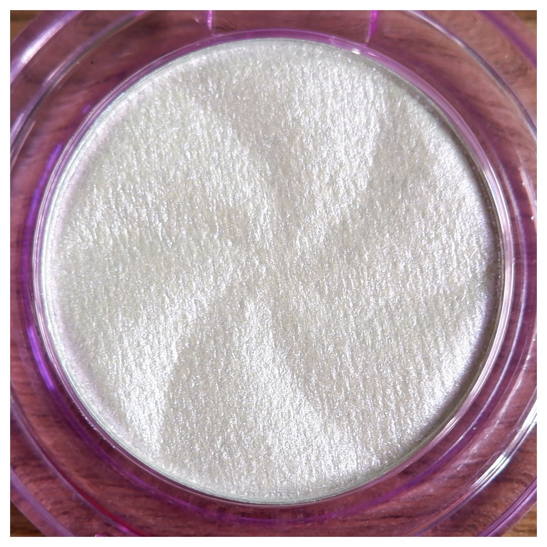 essence meta glow highlighter review swatch makeup look application drugstore fair skin essence meta glow highlighter review swatch makeup look application drugstore fair skin