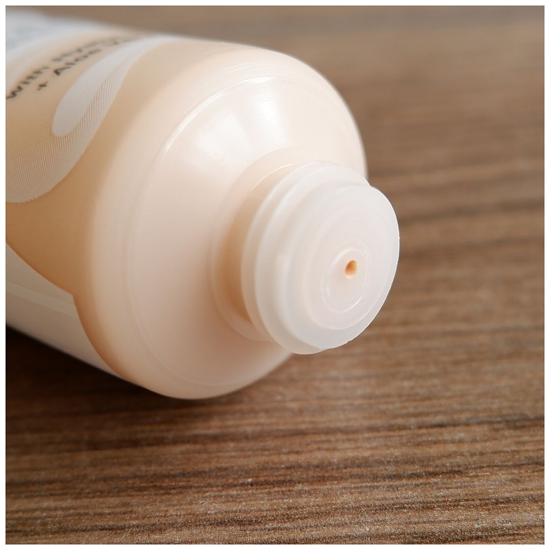 Essence pretty natural foundation review swatch application 020 neutral alabaster fair skin dry skin Essence pretty natural foundation review swatch application 020 neutral alabaster fair skin dry skin