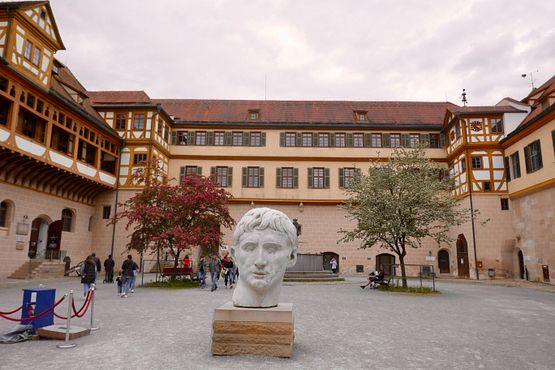 Burghof mit Augustus
