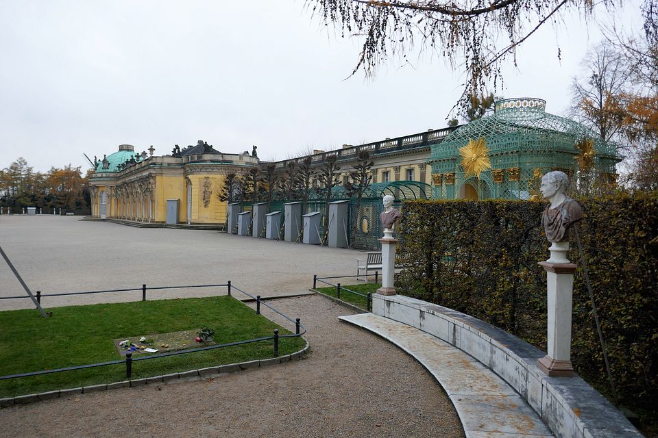 Grab und Schloss