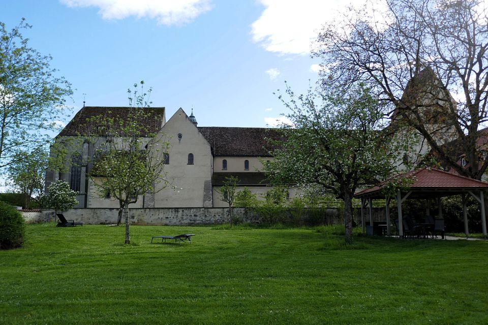 Kloster mit Garten und Mauer