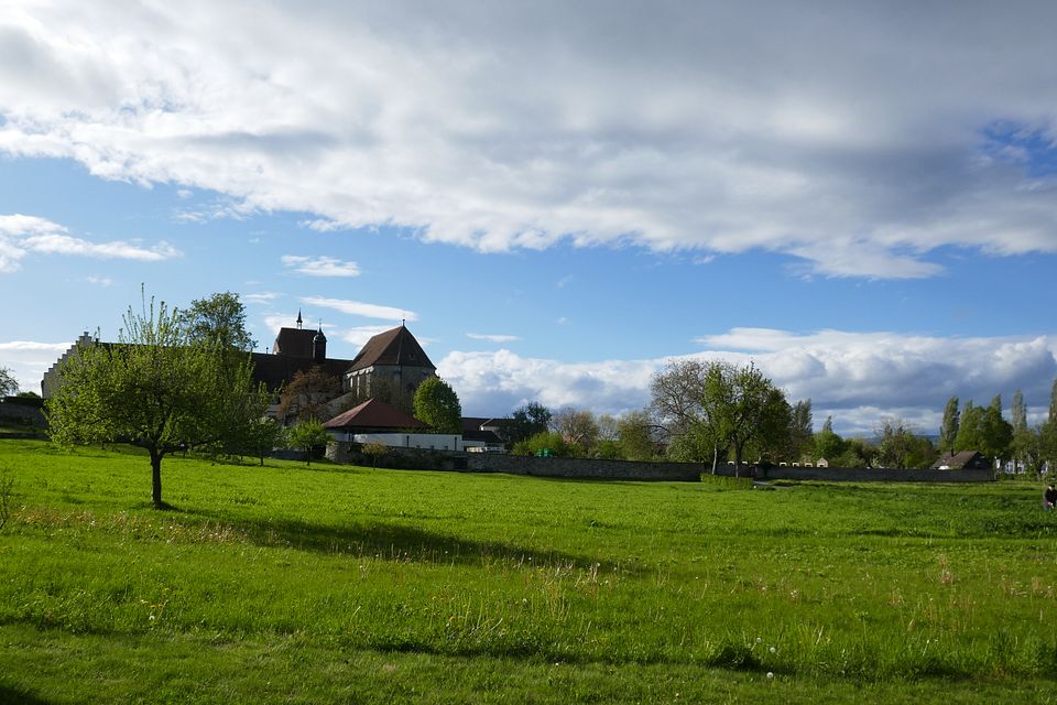 Kloster mit Wiesen