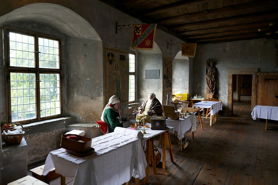 Weberinnen am Fenster im Rittersaal