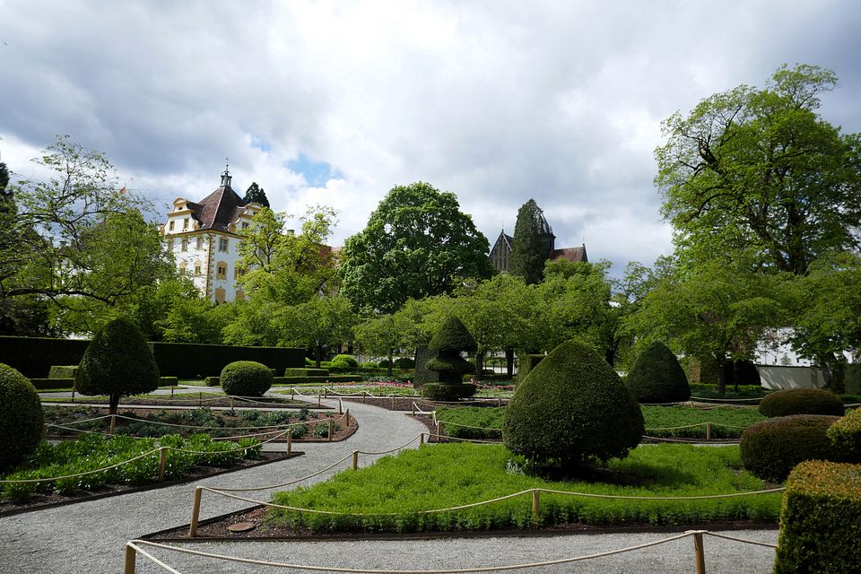 Parkfiguren und Gebäude