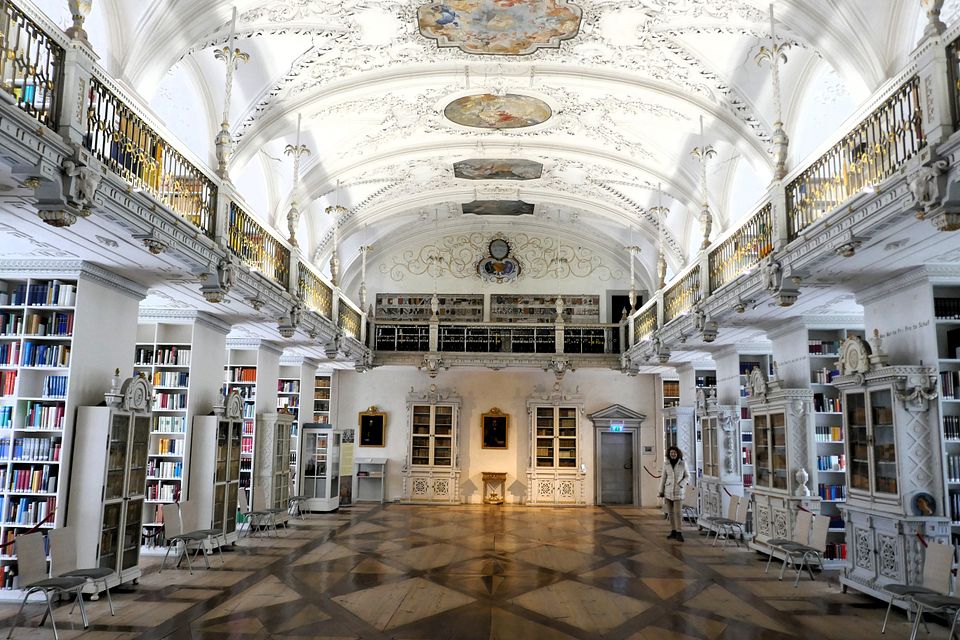 Bibliothek Gesamt Mittig