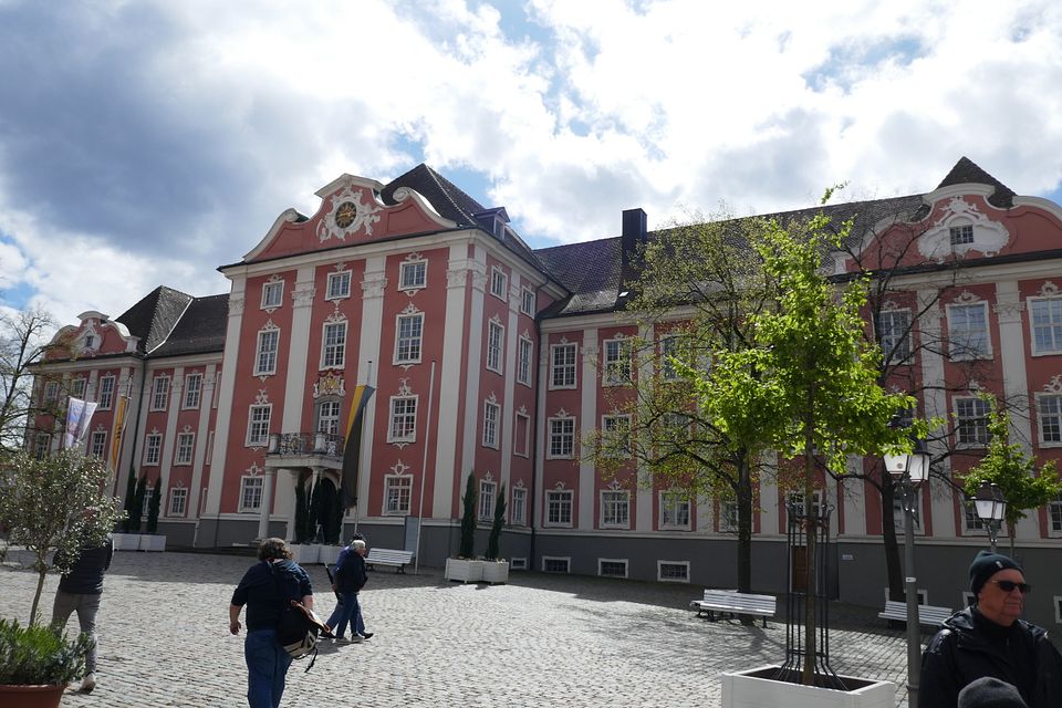 Neues Schloss vom Platz aus