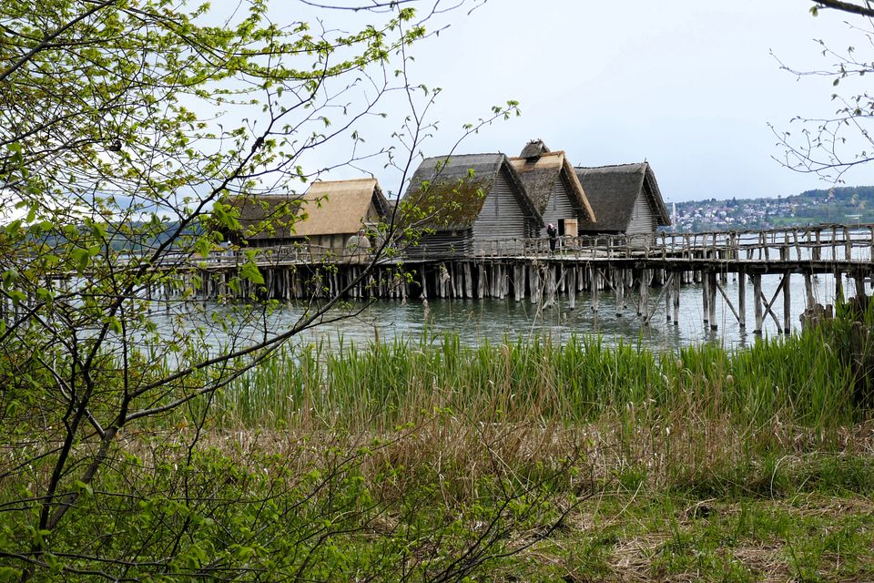 Pfahlbauten vom Ufer