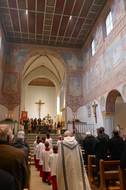 St. Georg Ministranten und Pfarrer