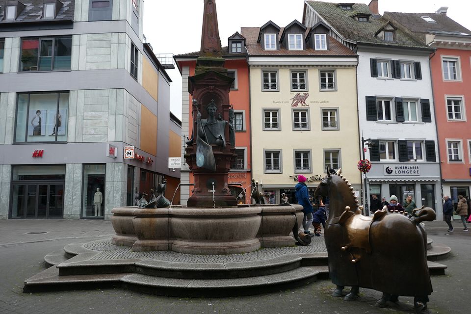 Kaiserbrunnen mit Pferd