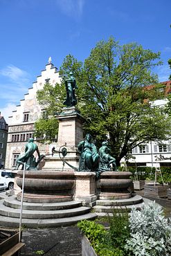 Brunnen vor Rathaus