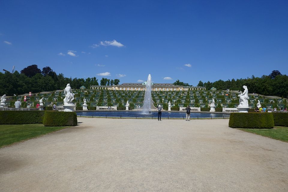 Sanssouci mit Besuchern