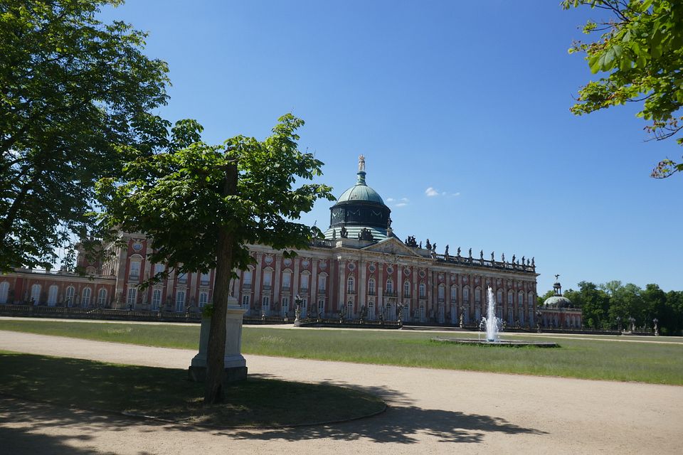 Neues Palais mit Brunnen