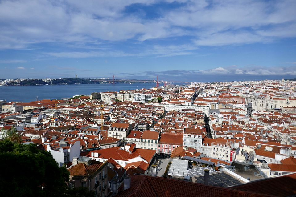 Panorama mit roter Bücke