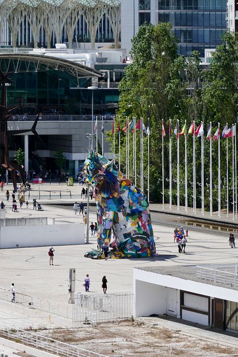 Blechkatze und Flaggen