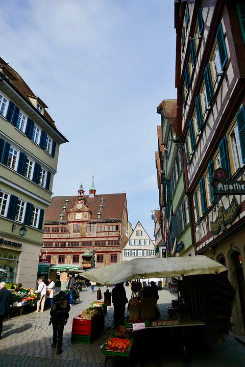 Gasse auf Rathaus zu