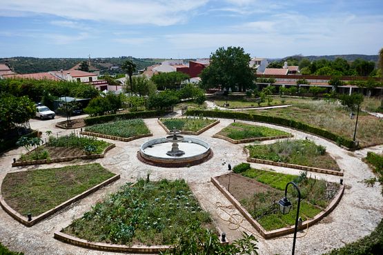 Garten hinter Burg - Sives