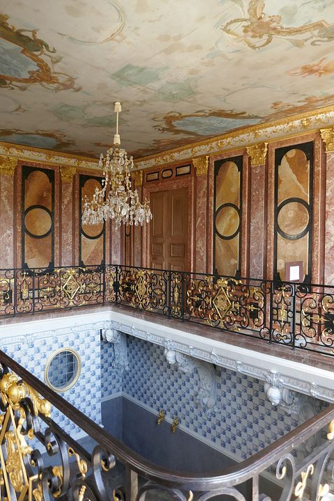 Stuckmarmorraum links