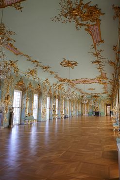 Goldene Gallerie längs