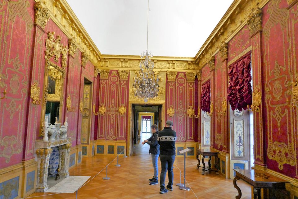 Red Damask Chambre F1