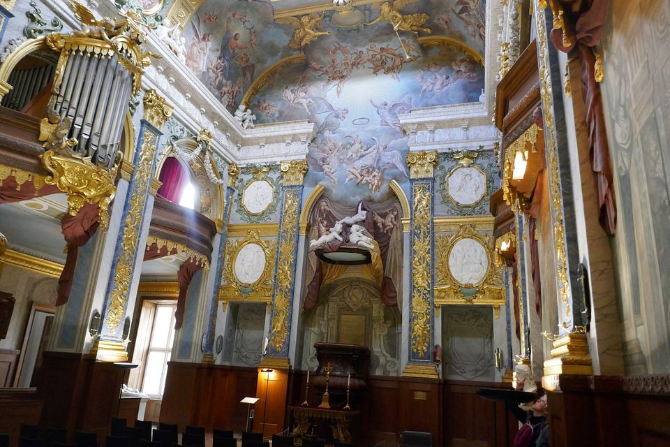 Orgel und Altar- Kapelle