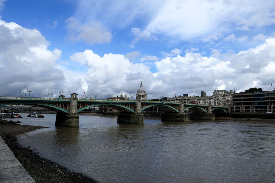 Brücke schräg und St. Paul