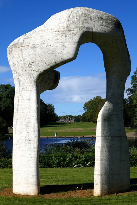 Blick nach Kensington durch Skulptur